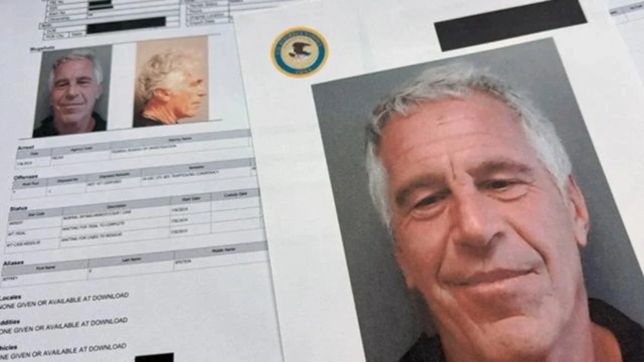 Dokumen dari berkas Jeffrey Epstein yang dirilis Kementerian Kehakiman Amerika Serikat difoto pada Jumat, 2 Januari 2026. (Dok. AP/Jon Elswick, arsip)
