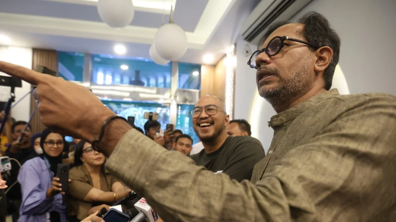 Komika Panji Pragiwaksono didampingi kuasa hukumnya Haris Azhar saat mendatangi Kantor MUI di Jalan Proklamasi, Jakarta, Selasa (03/02/2026).