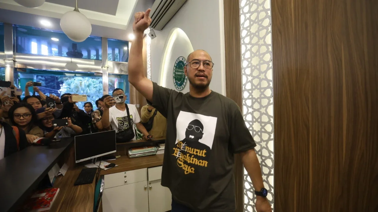 Komika Panji Pragiwaksono saat mendatangi Kantor MUI di Jalan Proklamasi, Jakarta, Selasa (03/02/2026).