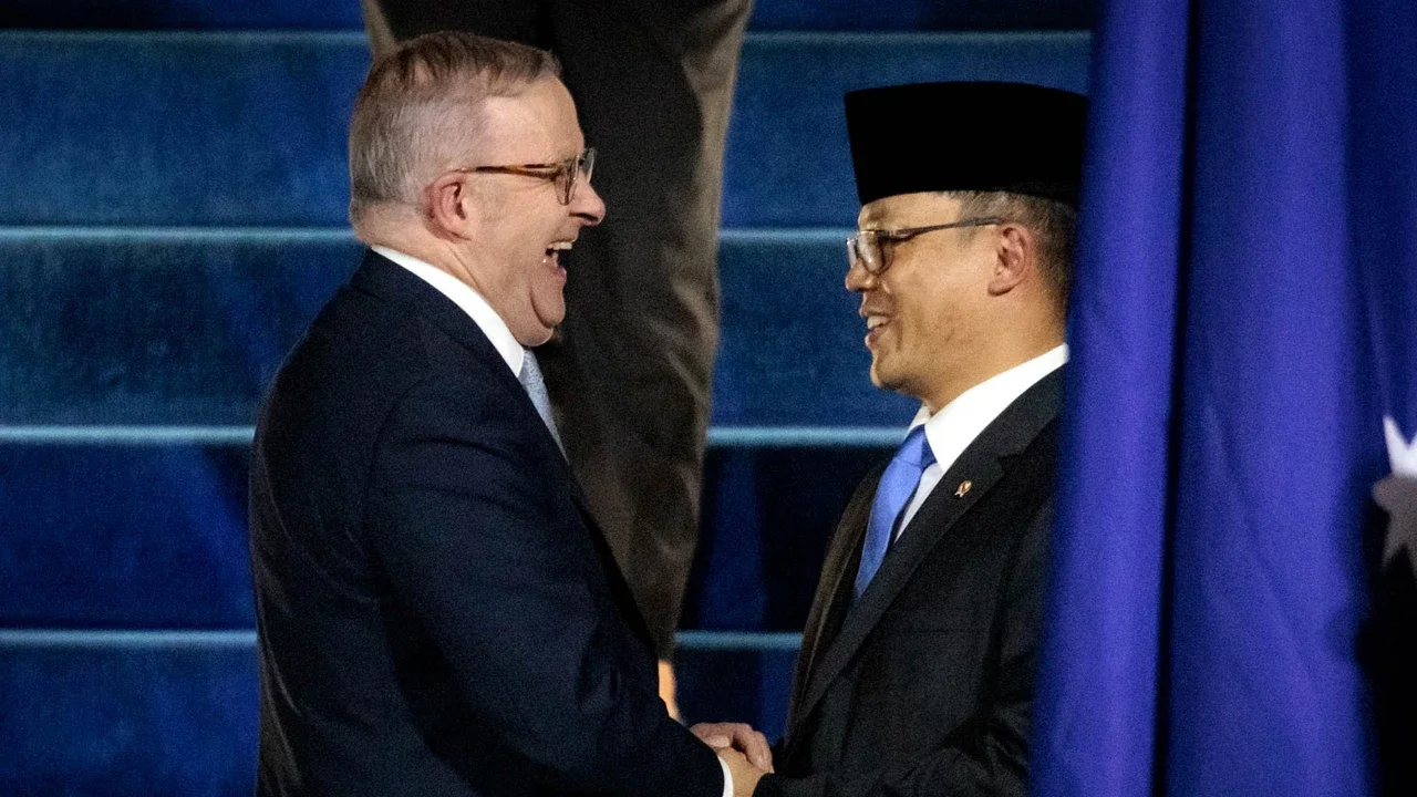 Menteri Luar Negeri Indonesia Sugiono saat menyambut Perdana Menteri Australia Anthony Albanese di Bandara Internasional Halim Perdanakusuma di Jakarta, Kamis (05/02/2026).