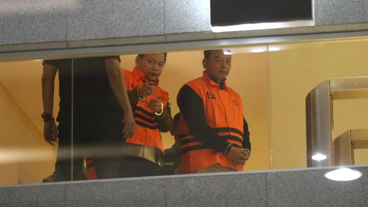 Ketua Pengadilan Negeri Depok, I Wayan Eka Mariarta (kanan) bersama Wakil Ketua Pengadilan Negeri Depok, Bambang Setyawan, sesaat sebelum dibawa menuju mobil tahanan di Gedung Merah Putih Komisi Pemberantasan Korupsi (KPK), Jakarta, Sabtu (7/2/2026).