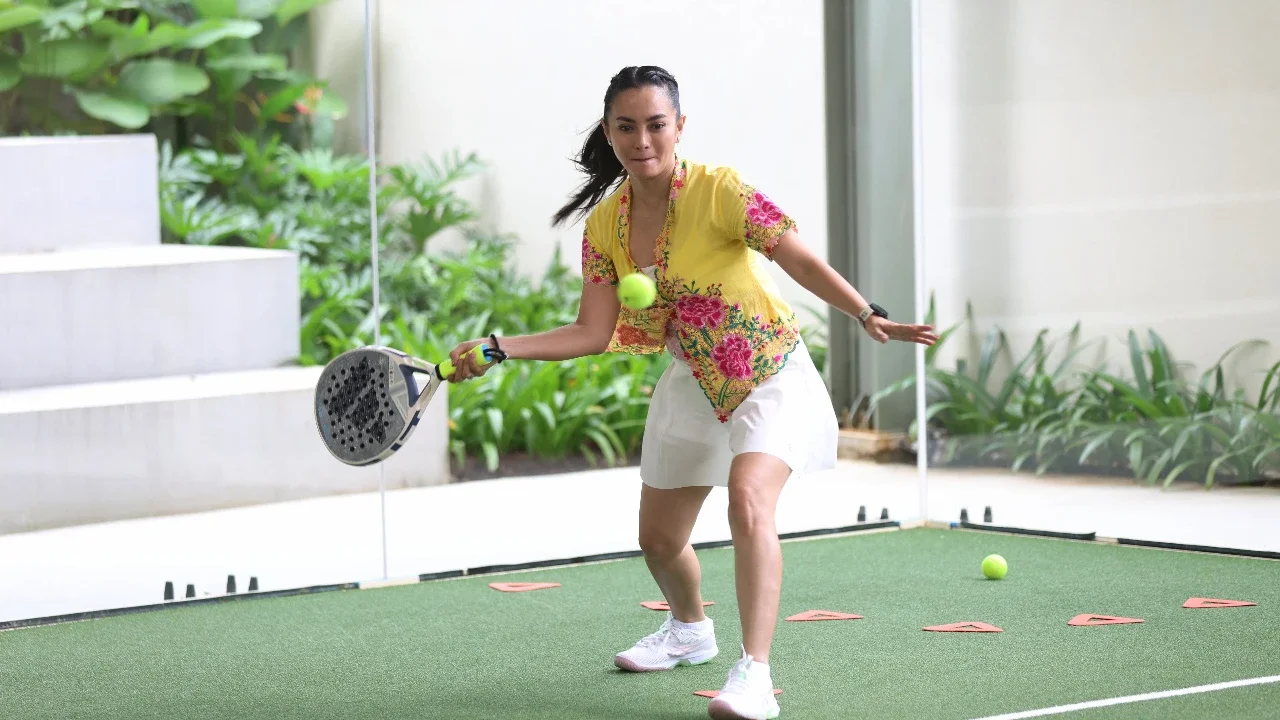 Peserta mengenakan kebaya saat mengikuti kegiatan Padel Berkebaya di Bounce Padel Club, Jakarta, Sabtu (07/02/2026).
