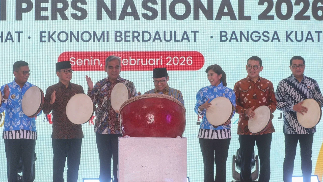 (dari kiri) Gubernur Banten Andra Soni, Menteri Desa dan Pembangunan Daerah Tertinggal Yandri Susanto, Ketua MPR Ahmad Muzani, Menteri Komunikasi dan Digital Meutya Hafid, Menteri Kebudayaan Fadli Zon, Menteri Ekonomi Kreatif Teuku Riefky Harsya, dan Ketua Dewan Pers Komaruddin Hidayat dalam puncak peringatan Hari Pers Nasional 2026 di Kota Serang, Banten, Senin (9/2/2026).