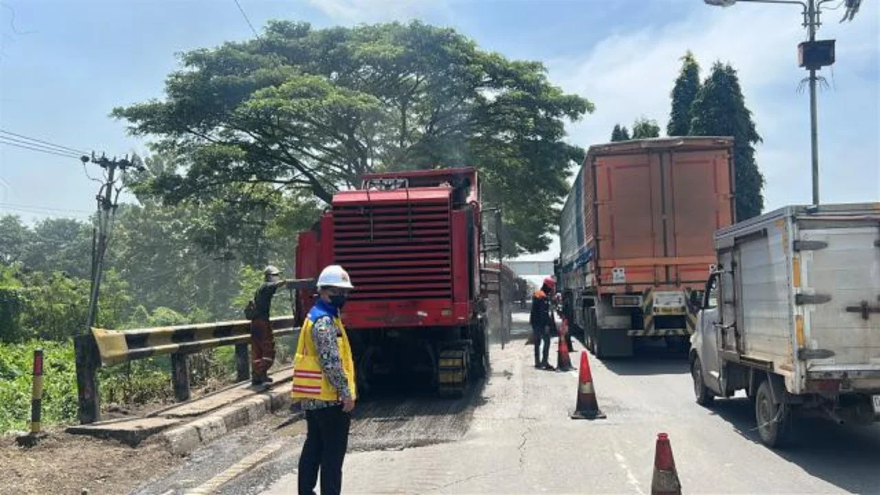 Proses perbaikan jalan jelang mudik lebaran 2026. (istimewa)
