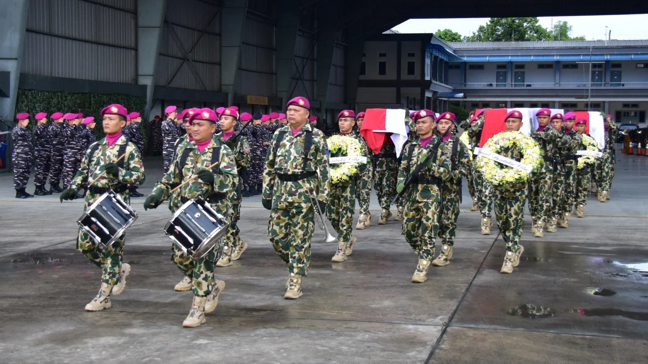 Upacara persemayaman dan pelepasan empat prajurit Korps Marinir TNI AL yang gugur dalam bencana longsor di Cisarua di Lanudal Jakarta, Pondok Cabe, Tangerang Selatan, Sabtu (28/02/2026)