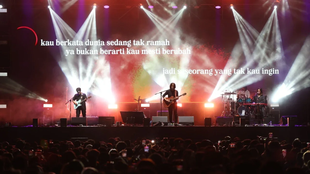 Penyanyi sekaligus penulis asal Bandung, Fiersa Besari saat tampil pada hari pertama gelaran KapanLagi Buka Bareng (KLBB) Festival 2026 di Stadion Madya, Kompleks Gelora Bung Karno, Senayan, Jakarta, Sabtu (28/02/2026).
