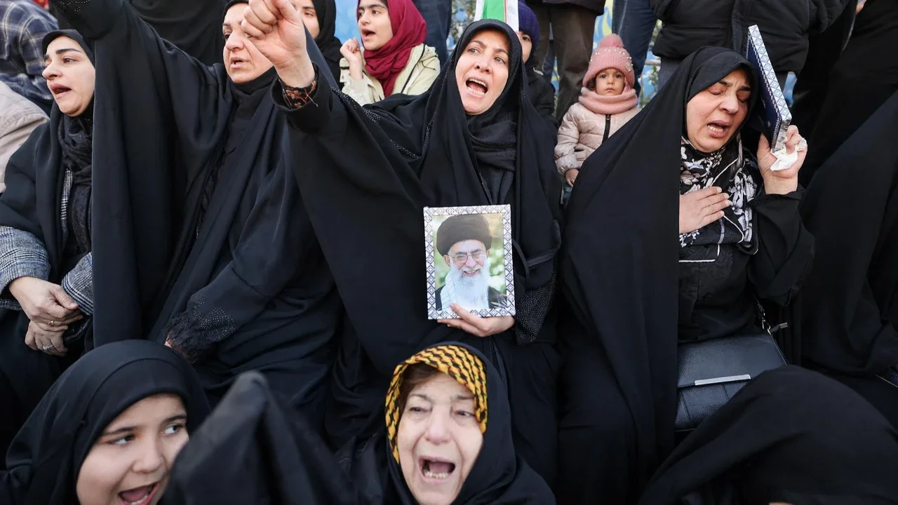 Tangis Duka Kematian Ayatollah Khamenei, Warga Turun ke Jalan Kutuk Serangan AS-Israel