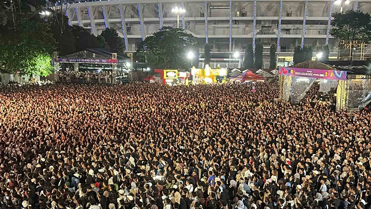 Ribuan penonton menyaksikan penampilan Sheila On 7 pada  KLBB Festival 2026 di Stadion Madya GBK, Jakarta, Minggu (01/03/2026).