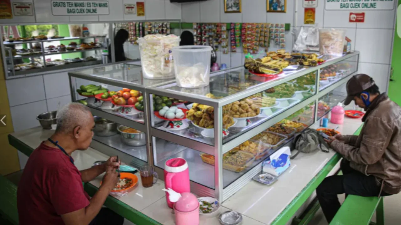 Terungkap, Warteg hingga Warmindo Pilihan Utama Masyarakat saat Sahur