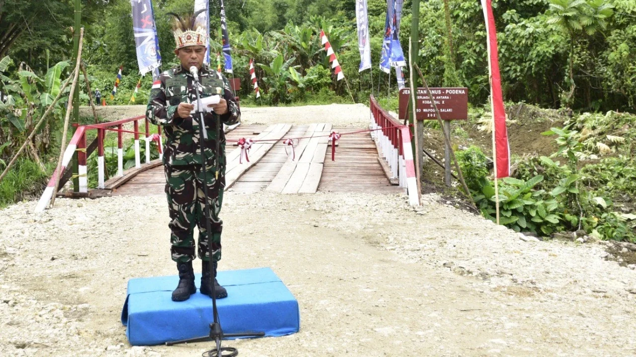 Komandan Kodaeral X Mayjen TNI Mar Werijon meresmikan jembatan di Distrik Bonggo Kabupaten Sarmi Papua Sabtu (07/03/2026)..