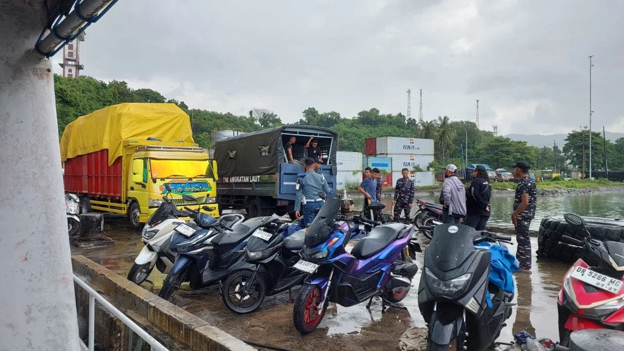 TNI AL Gagalkan Penyelundupan Puluhan Ribu Rokok Ilegal di Pelabuhan Lembar
