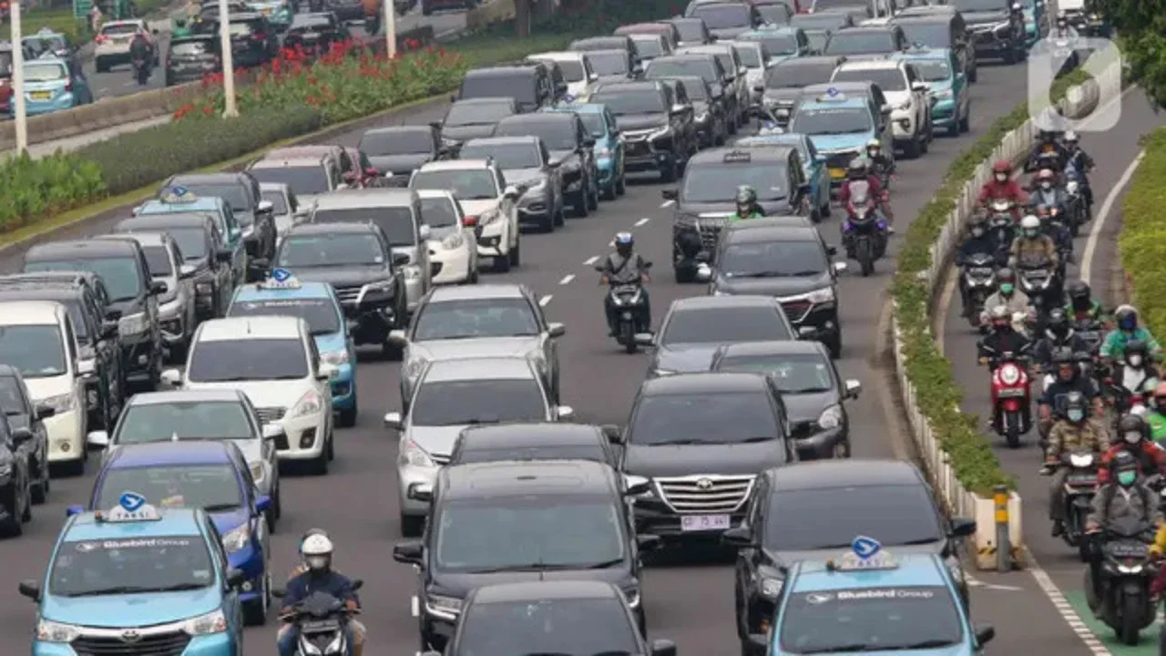 Sejumlah kendaraan berjalan merayap di ruas Jalan Jenderal Sudirman, Jakarta, Senin (9/5/2022). Pembatasan kendaraan roda empat dengan sistem Ganjil Genap (GaGe) di wilayah DKI Jakarta mul