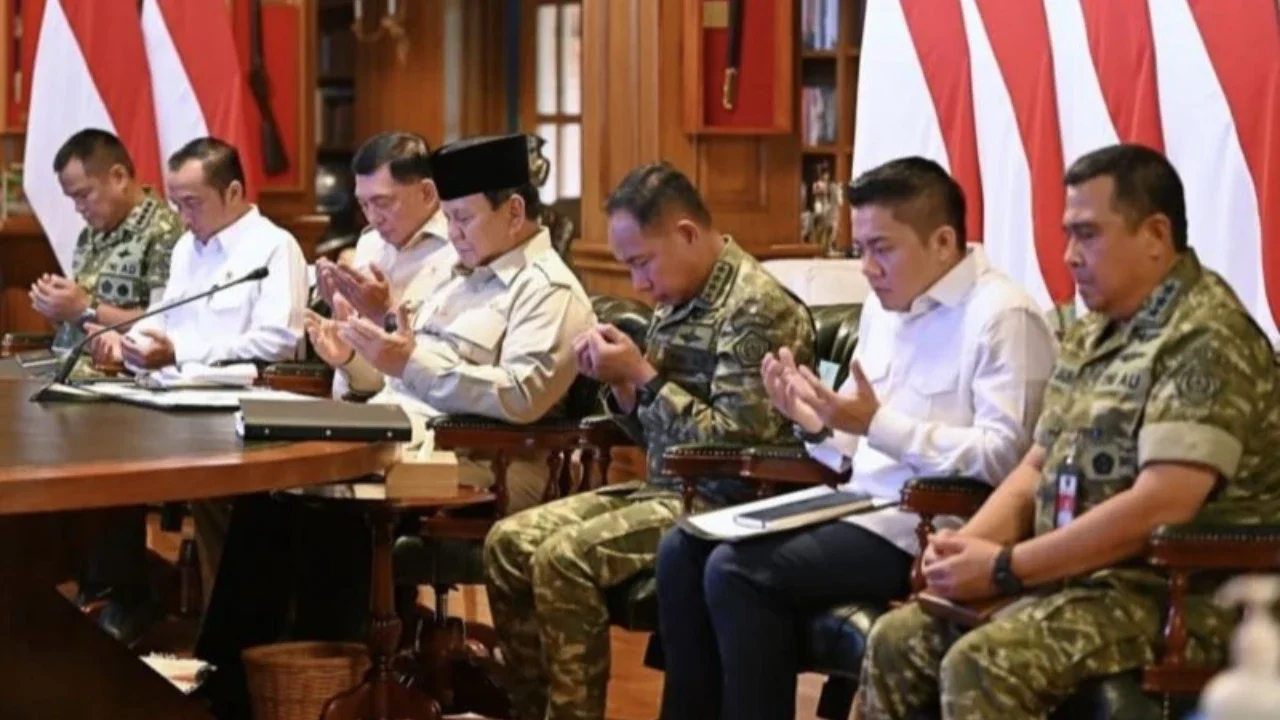 Presiden Prabowo Subianto memberikan apresiasi tinggi kepada KSAD Jenderal TNI Maruli Simanjuntak atas percepatan pembangunan jembatan, terutama di daerah terpencil, yang menjadi bukti kehadiran pemerintah dan dedikasi TNI.
