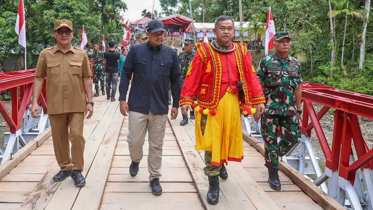 Kasad Jenderal TNI Maruli Simanjuntak bersama Gubernur Sumatera Utara Bobby Nasution meninjau jembatan Bailey yang dibangun TNI AD di Desa Sifalago Gomo Kecamatan Boronadu Kabupaten Nias Selatan Sumatera Utara Selasa (10/03/2026).