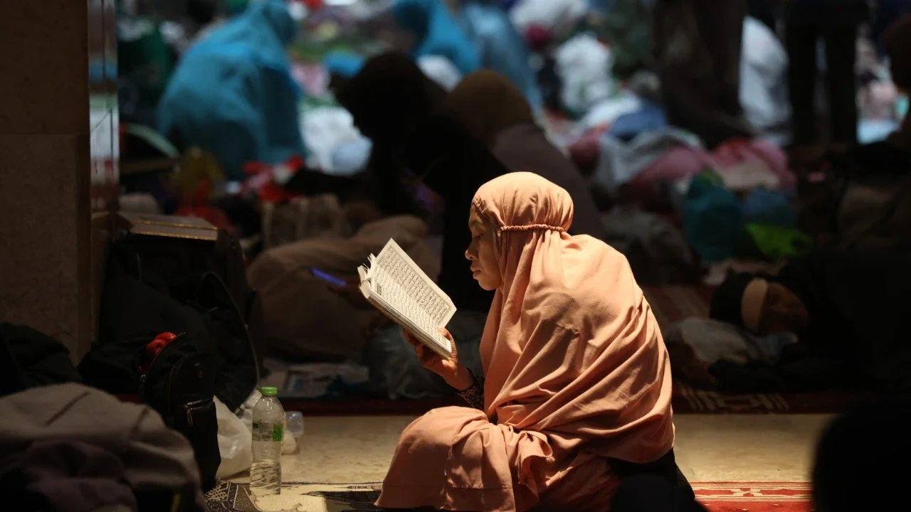 Sejumlah warga dari berbagai wilayah Jakarta melakukan i'tiqaf malam ke 21 Ramadan di Mesjid Istiqlal. Jakarta, Selasa (10/03/2026).