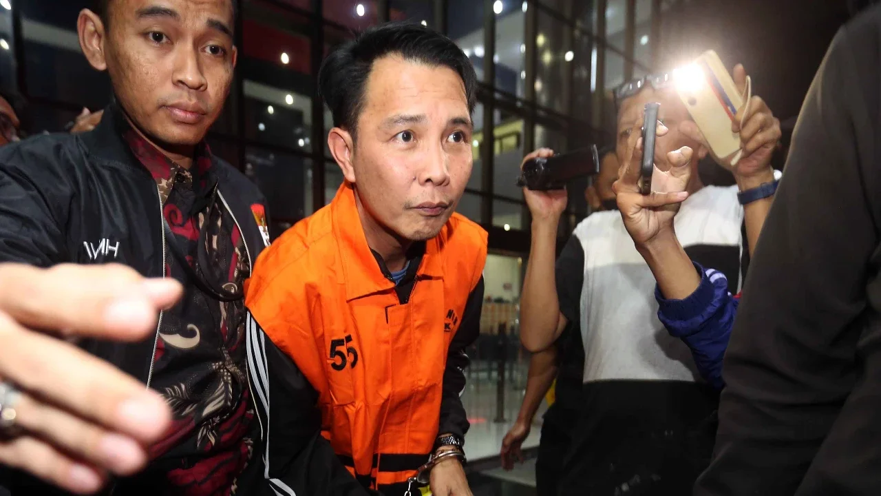 Foto 1: Bupati Rejang Lebong, Muhammad Fikri Thobari, saat digiring petugas naik mobil tahanan usai menjalani pemeriksaan di Gedung Merah Putih Komisi Pemberantasan Korupsi (KPK), Eabu (11/3/2026) dini hari WIB.