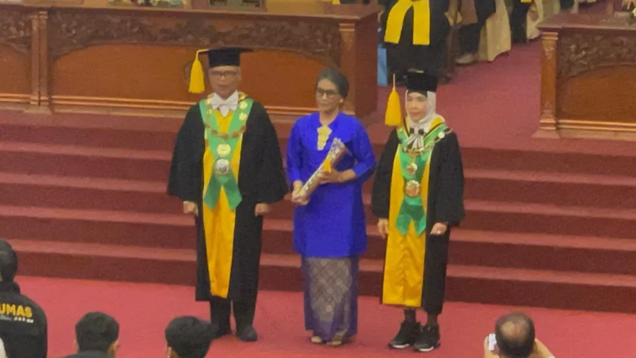 UNS Anugerahi Emil Salim Penghargaan 'Parasamya Anugraha Widyatama Taru Tirta Bawana'