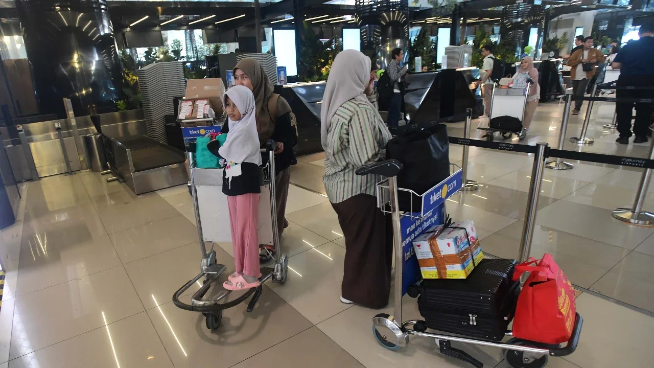 Calon penumpang di Terminal 3 Bandara Soekarno Hatta, Tangerang, Banten, Rabu (11/3/2026).