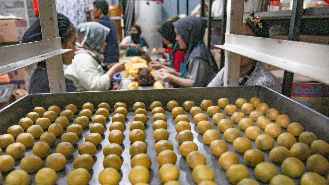 Pekerja menyelesaikan pembuatan  kue kering di Botisha Cookes Kampung Nastar, Larangan, Tangerang, Banten, Kamis (12/2/2026).