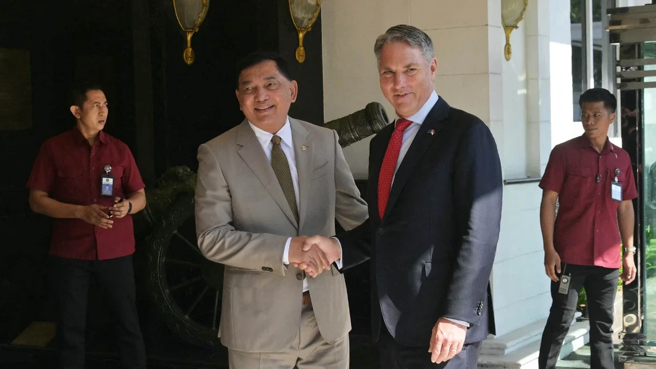Menteri Pertahanan Indonesia Sjafrie Sjamsoeddin  saat menyambut Wakil Perdana Menteri dan Menteri Pertahanan Australia Richard Marles  di Jakarta, Indonesia, Kamis, (12/06/2026).