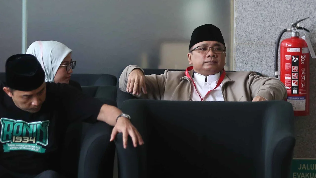 Mantan Menteri Agama, Yaqut Cholil Qoumas sesaat sebelum menjalani pemeriksaan di gedung Merah Putih Komisi Pemberantasan Korupsi (KPK), Jakarta, Kamis (12/3/2026).