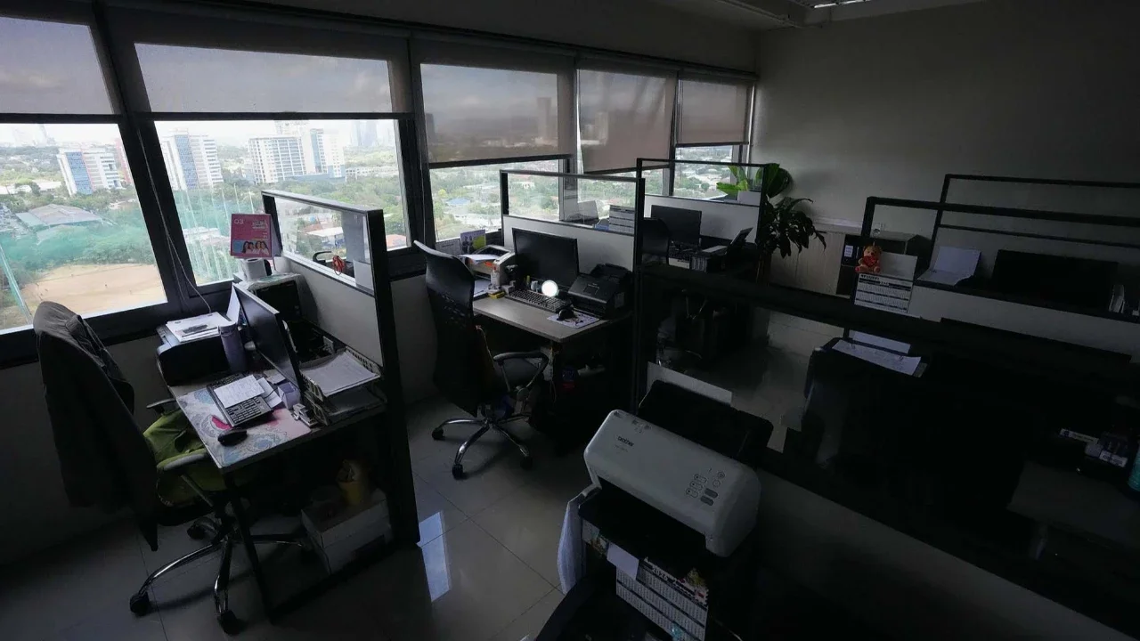 Meja-meja tetap berada di kantor kosong di Otoritas Pengembangan Metropolitan Manila yang ditutup karena penerapan minggu kerja empat hari sebagai bagian dari upaya pemerintah untuk menghemat energi di tengah kenaikan harga minyak yang terus berlanjut pada hari Jumat (13/03/2026) di Pasig, Filipina.