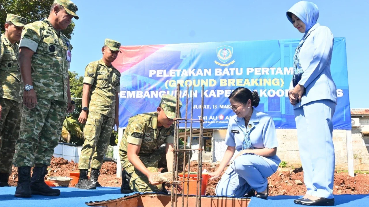 Panglima Komando Operasi Udara Nasional Minggit Tribowo memimpin peletakan batu pertama pembangunan Kapel Koopsudnas di kawasan Pangkalan Udara Halim Perdanakusuma, Jakarta, Jumat (13/3/2026),