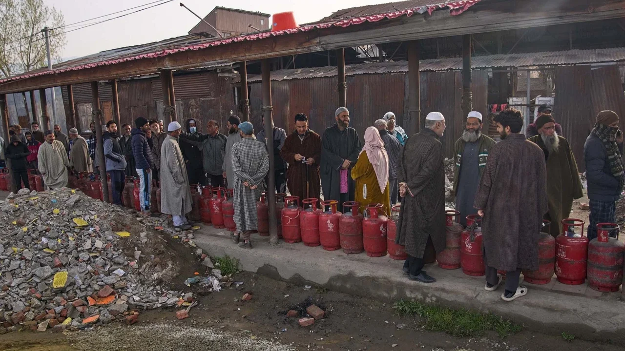 Orang-orang mengantre untuk mengambil tabung gas alam cair rumah tangga dari dealer resmi di pinggir jalan di Srinagar, Kashmir yang dikuasai India, Sabtu, (14/03/2026).
