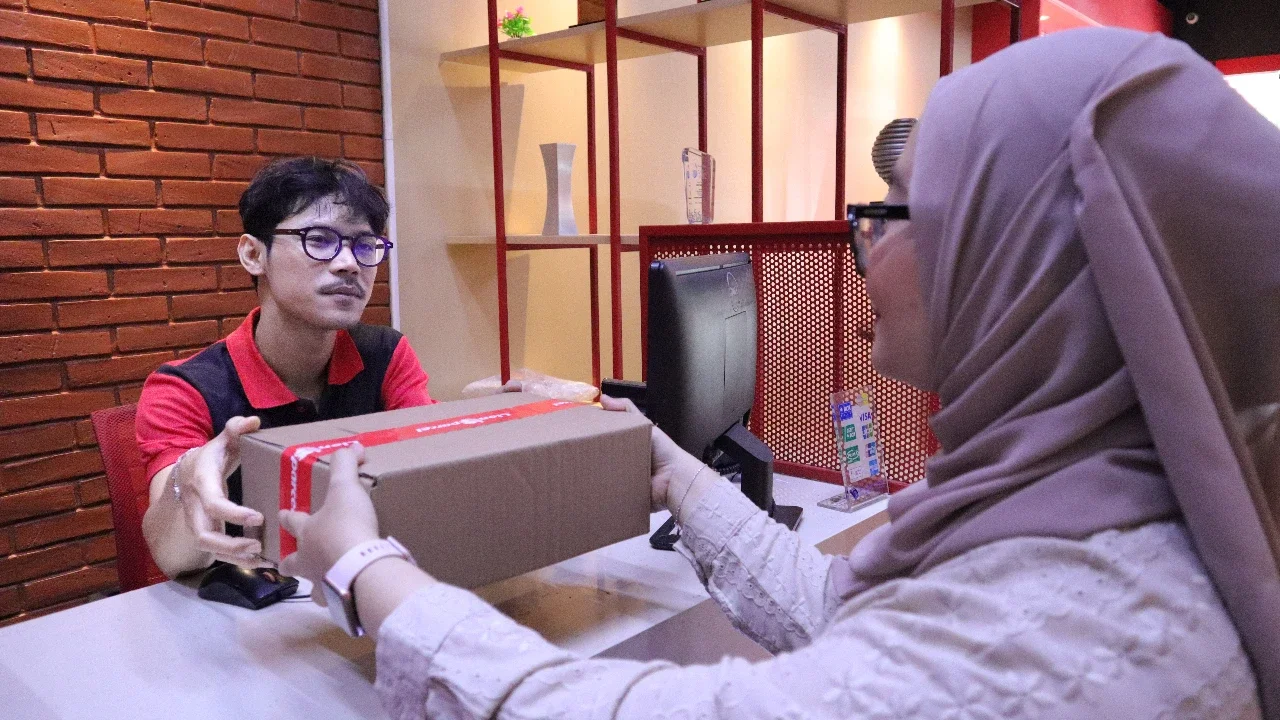 Ilustrasi kirim paket dengan Lion Parcel.