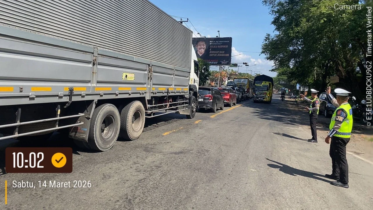 Polda Bali Lakukan Rekayasa Lalulintas, Urai Antrean Pemudik di Pelabuhan Gilimanuk Capai 10 Kilometer
