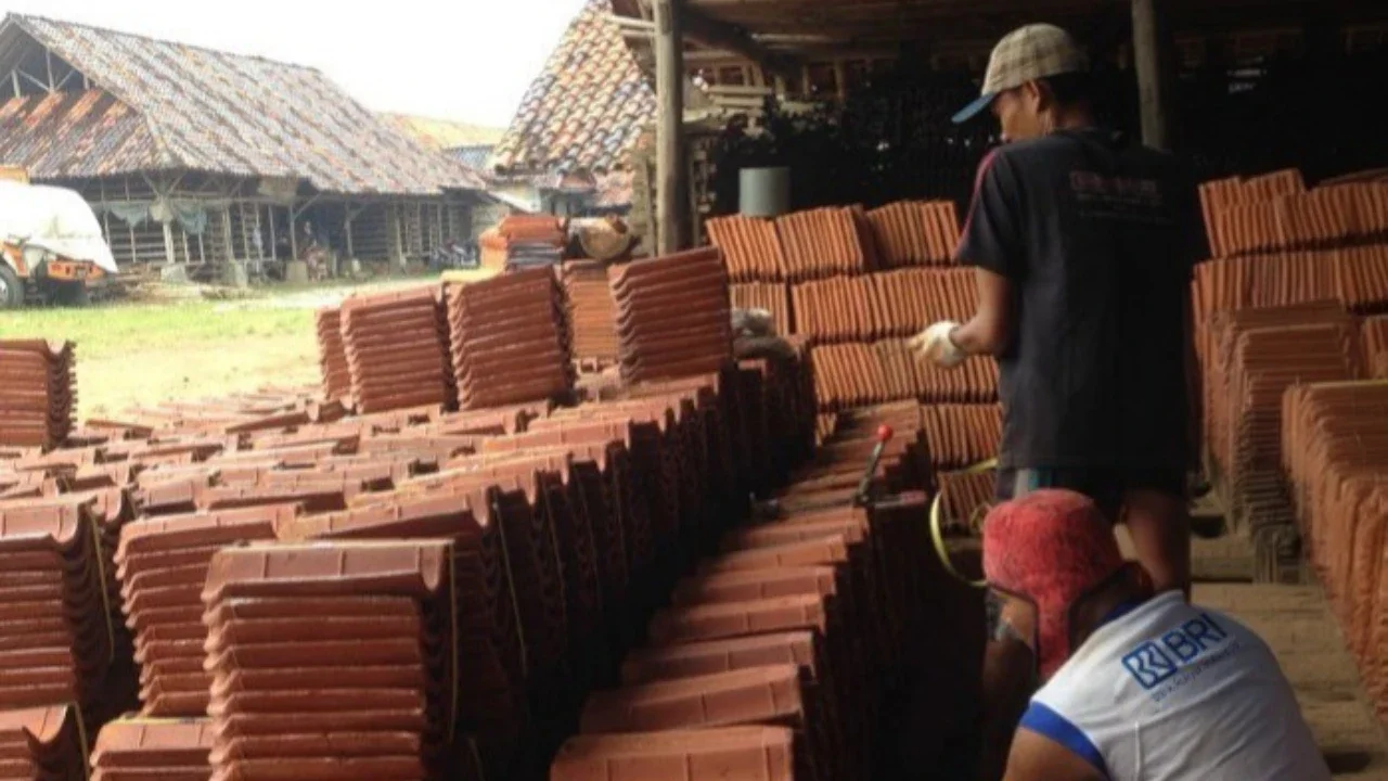Dari Tanah Liat ke Harapan: Kisah Hena Gian Hermana Mengangkat Usaha Genteng Bersama BRI