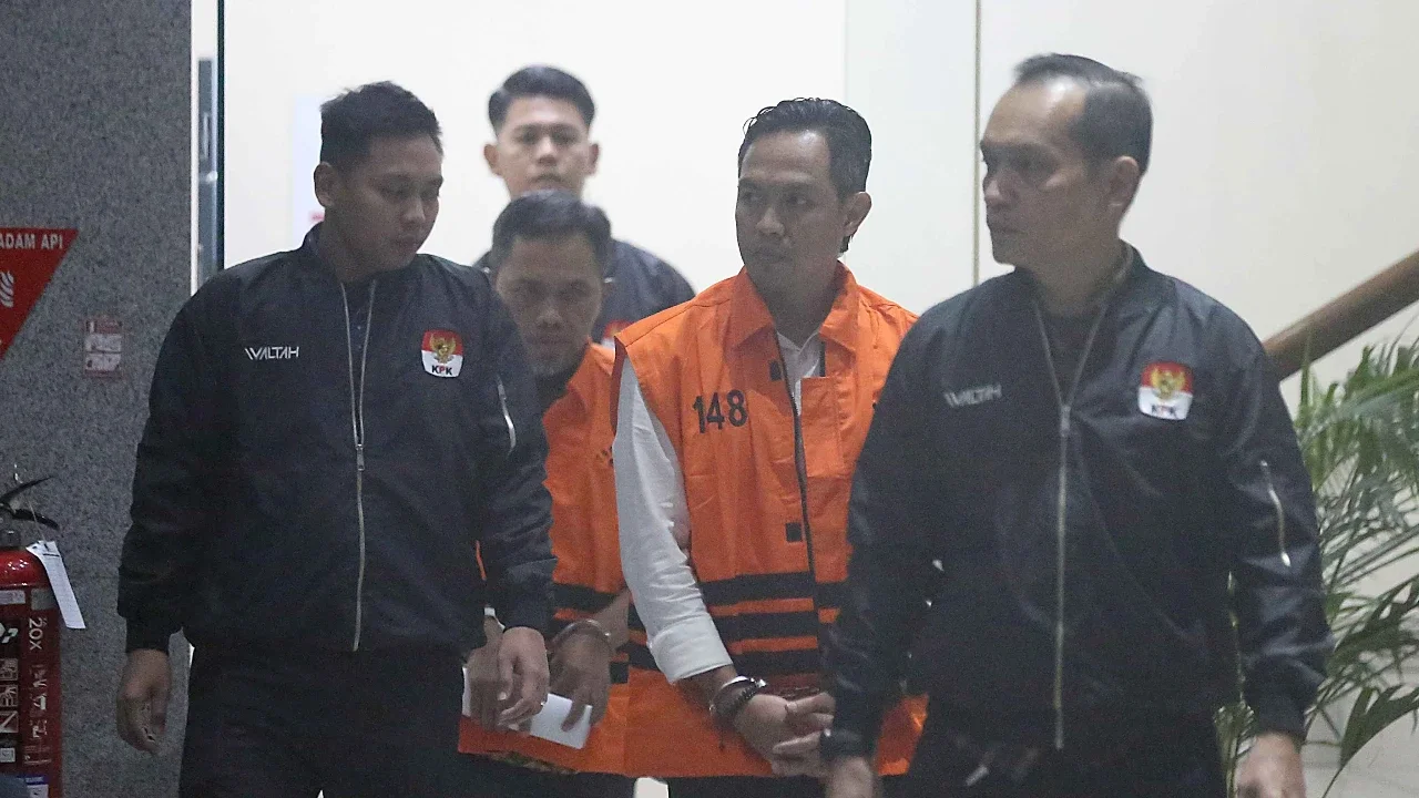 Bupati Cilacap Syamsul Auliya Rachman dan Sekda Cilacap  Sadmoko Danardono saat digiring petugas menuju mobil tahanan di Gedung Merah Putih Komisi Pemberantasan Korupsi (KPK), Jakarta, Sabtu (14/3/2026).