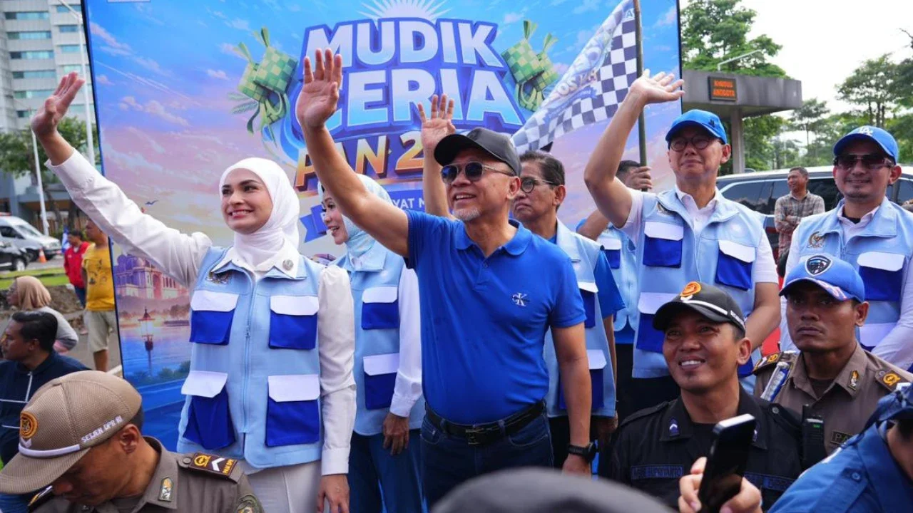 Ketua Fraksi PAN DPR RI, Putri Zulkifli Hasan, bersama Ketua Umum PAN, Zulkifli Hasan, melepas keberangkatan peserta Mudik Ceria PAN 2026 di kompleks parlemen, Senayan, Jakarta, Minggu (15/03/2026)