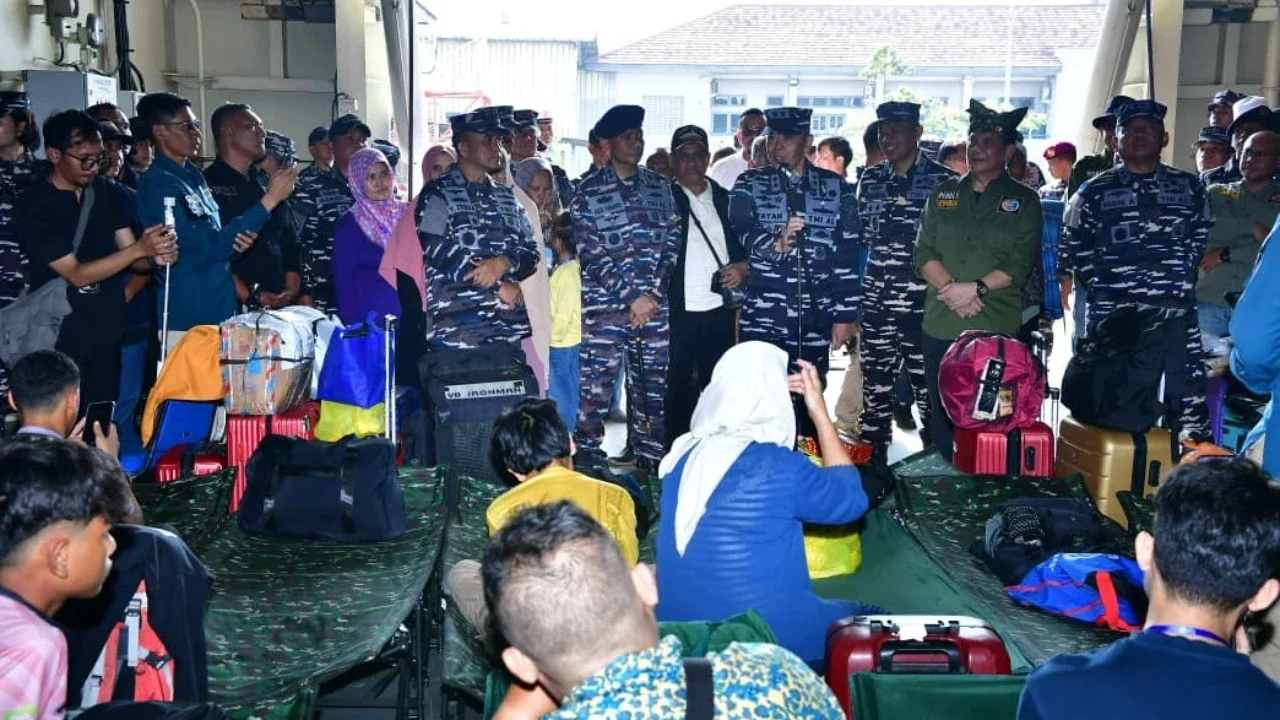 Asisten Operasi Kepala Staf Angkatan Laut Laksamana Muda TNI Yayan Sofiyan melepas peserta mudik gratis rute Jakarta menuju Bangka Belitung menggunakan KRI Semarang di Dermaga Kolinlamil Jakarta Utara Minggu 15 Maret 2026.