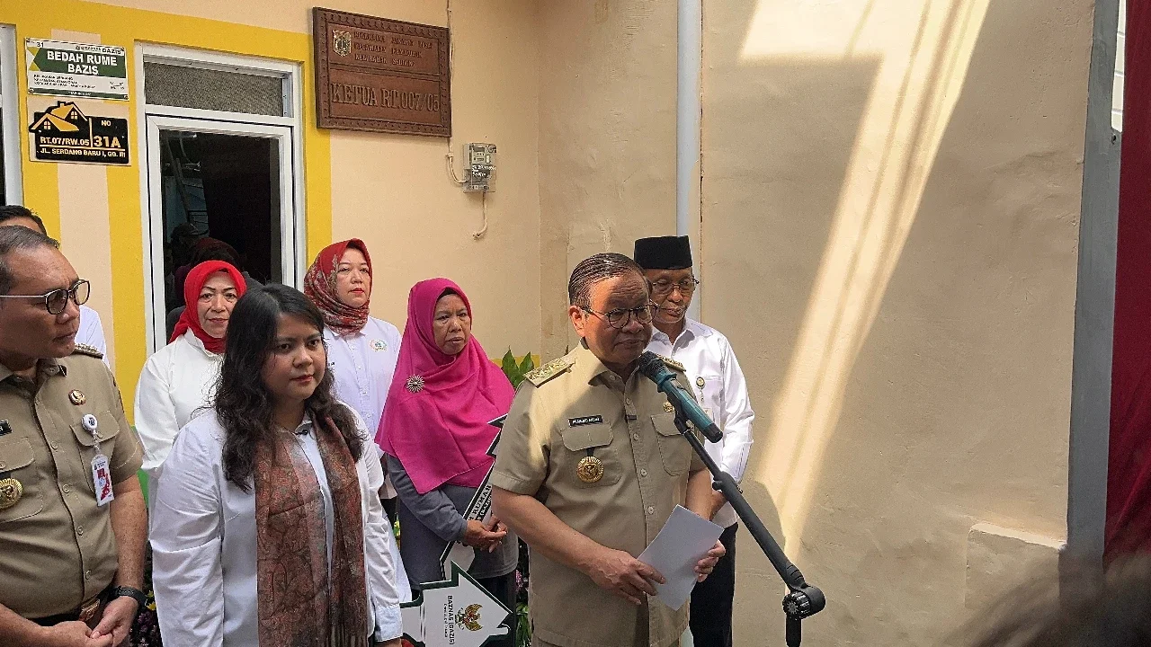 Pramono serahkan kunci rumah program bedah rumah Baznas