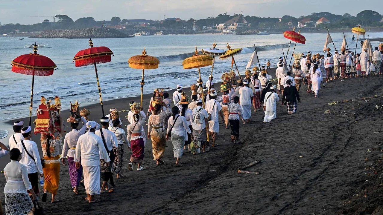 Ribuan umat Hindu dari sejumlah desa adat di Kota Denpasar melaksanakan prosesi Melasti di Pantai Padanggalak, Kelurahan Kesiman, Denpasar, Senin (16/03/2026).