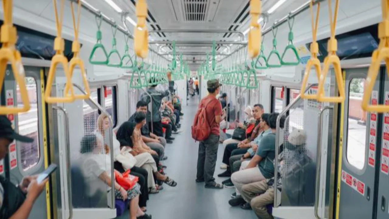 Mulai 1 Juni 2023, PT Kereta Commuter Indonesia (KCI) akan menyesuaikan jadwal dan perjalanan Commuterline atau Kereta Rel Listrik (KRL) dan Kereta Bandara Soekarno-Hatta. (Liputan6.com/Johan