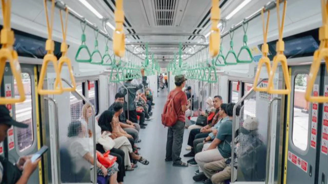 Mulai 1 Juni 2023, PT Kereta Commuter Indonesia (KCI) akan menyesuaikan jadwal dan perjalanan Commuterline atau Kereta Rel Listrik (KRL) dan Kereta Bandara Soekarno-Hatta. (Liputan6.com/Johan