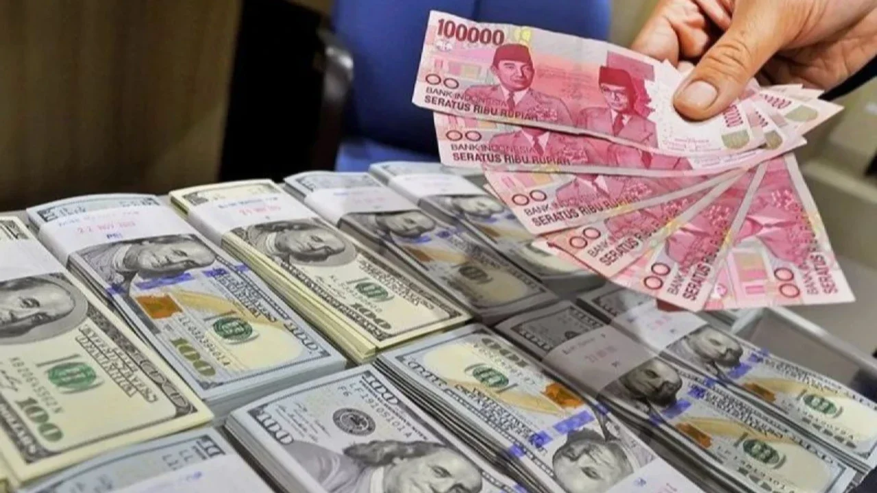 Nilai tukar Rupiah melemah 0,18 persen terhadap dolar AS pada pembukaan perdagangan Jumat pagi, mencapai Rp16.923. Pelemahan Rupiah ini dipicu sentimen global dan domestik yang perlu dicermati pasar.