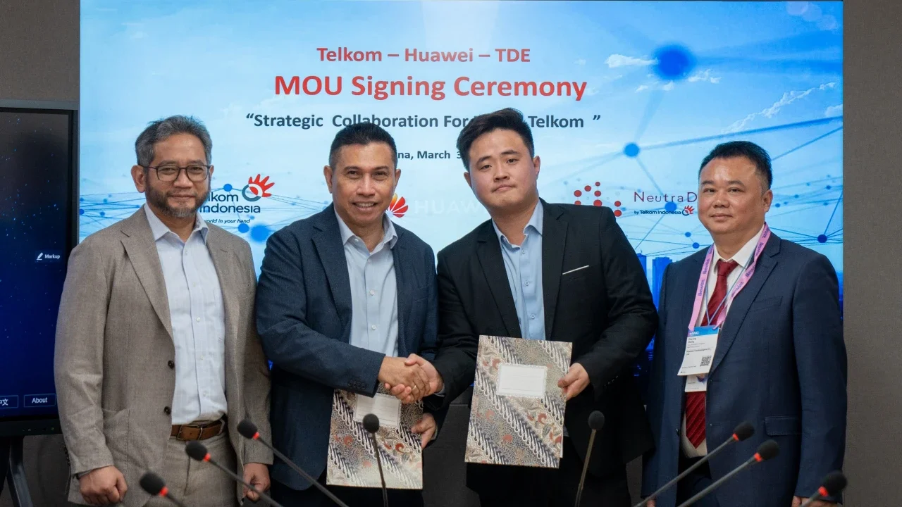 Penandatanganan Nota Kesepahaman (MoU) oleh Direktur Strategic Business Development & Portfolio Telkom Seno Soemadji (paling kiri) dan CEO NeutraDC Group Andreuw Th.A.F. (kedua dari kiri) dengan Director Huawei Chi Kaichao (kedua dari kanan).