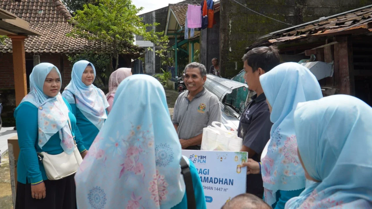 PLN Salurkan 100 Paket Sembako untuk Dhuafa di Semarang
