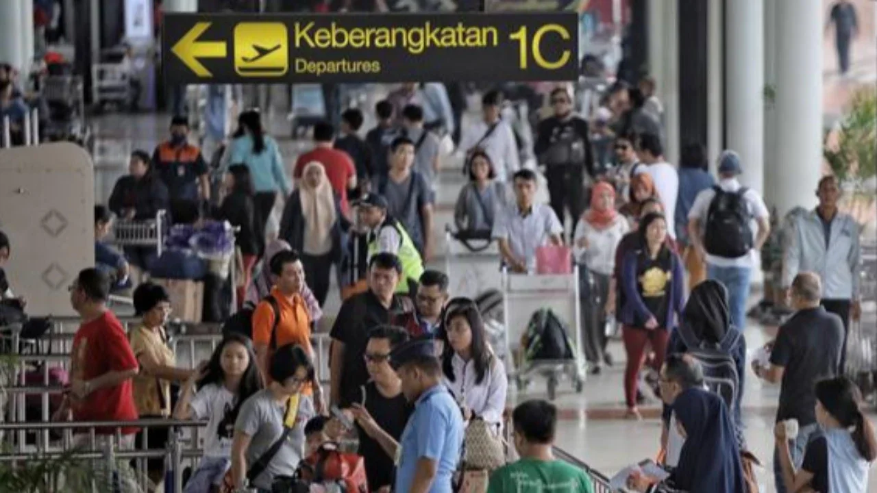 Diperkirakan lonjakan penumpang akan terjadi di 35 bandara yang dikelola kelolaan InJourney selama masa angkutan Lebaran tahun ini. Tampak dalam foto, calon penumpang saat berada di Terminal