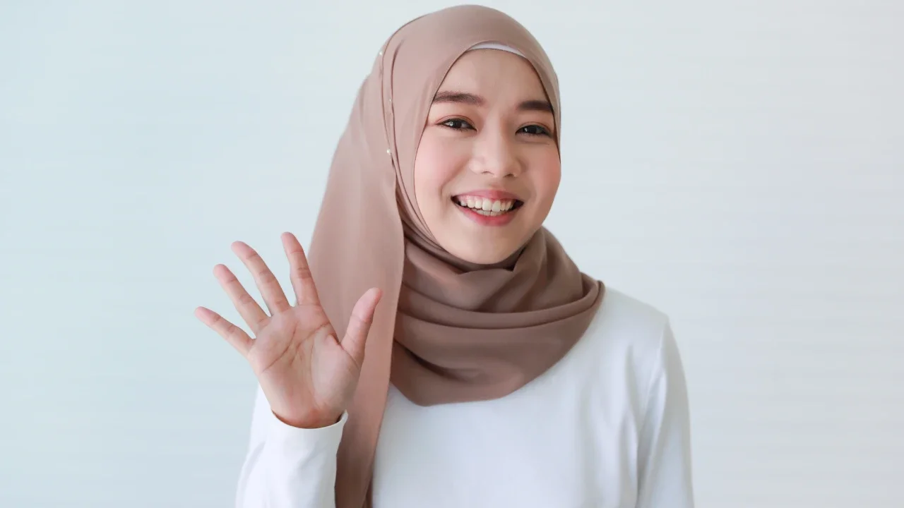 Potret seorang wanita muda, ceria, cantik, menawan, dan memesona.