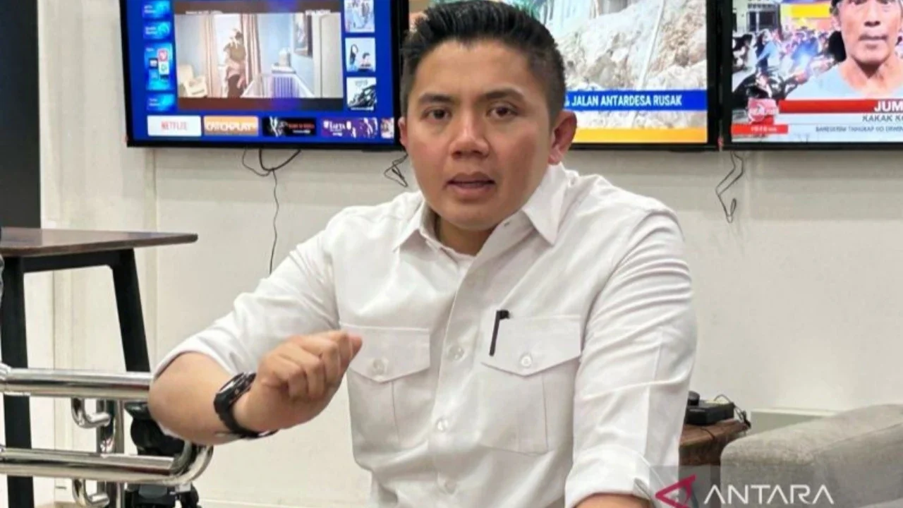 Arus Mudik Memuncak, Seskab Teddy Turun ke Pasar Senen Cek Kereta Rakyat