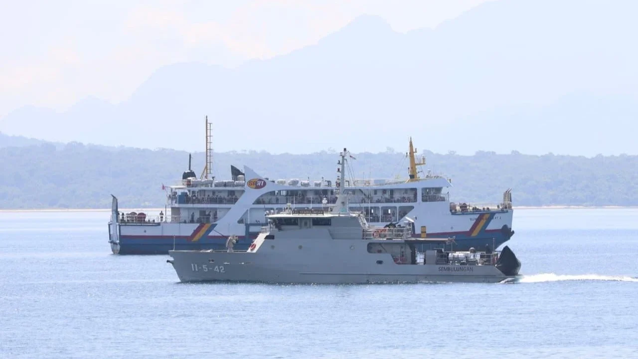 Kapal patrol TNI AL  KAL Sembulungan II-5-42  melakukan pemantauan dan pengamanan di wilayah perairan Selat Bali, Banyuwangi,  Selasa (17/03/2026).