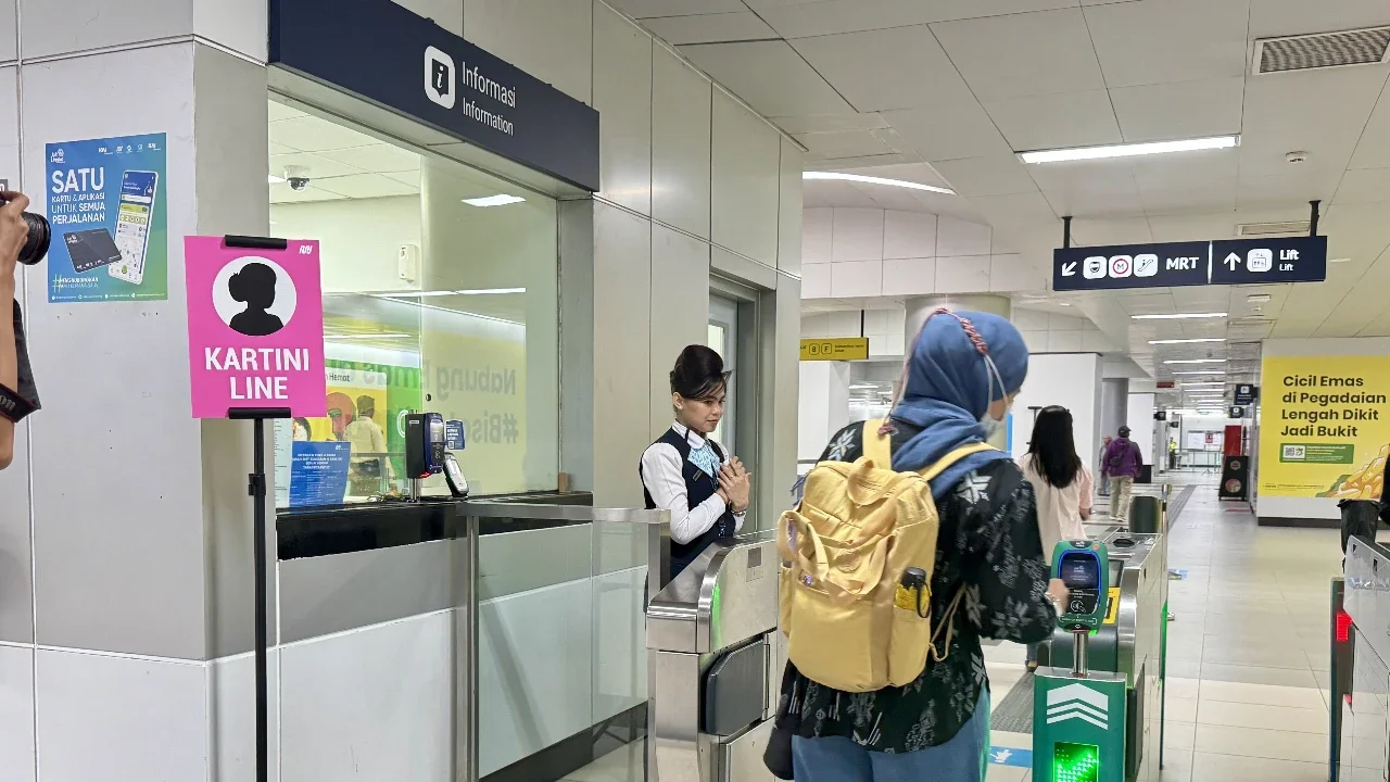MRT Jakarta memberlakukan tarif Rp1 khusus untuk penumpang perempuan dalam rangka memperingati Hari Kartini 2025, Senin (21/4/2025). (Liputan6.com/ Fenicia Efendi)