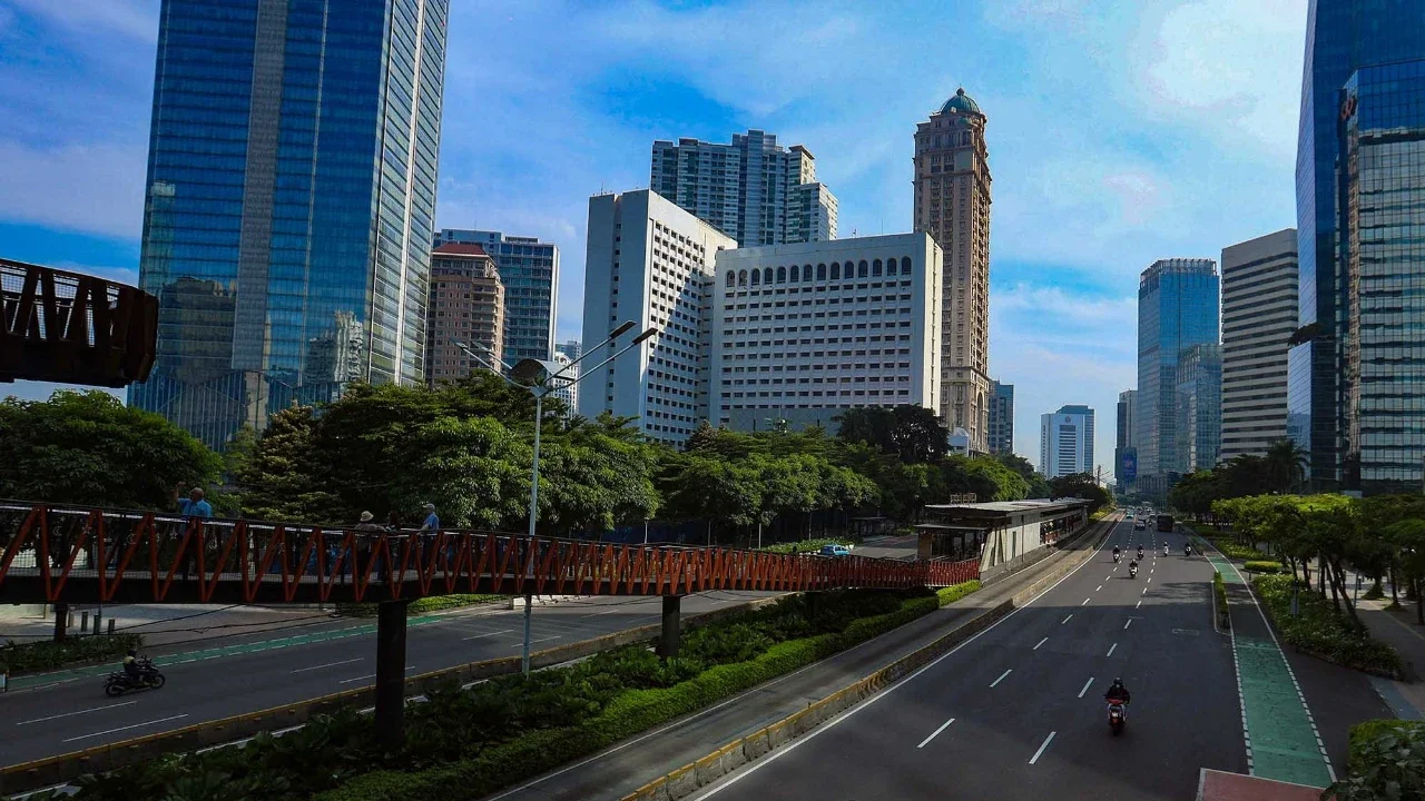 Jalan -jalan di ibukota Jakarta yang sepi dengan lagit biru di Jakarta, Kamis (19/03/2026).
