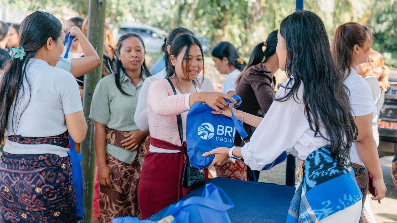 Peringati Hari Raya Nyepi, BRI Peduli Salurkan CSR 2.000 Paket Sembako bagi Warga Desa Angseri & Sarimekar di Bali