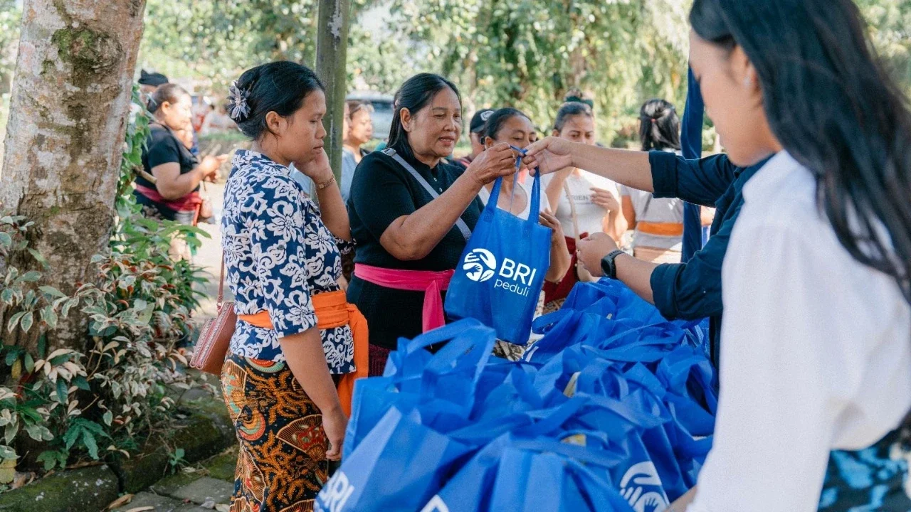 Salurkan CSR 2.000 Paket Sembako di Bali, BRI Perkuat Rasa Kebersamaan dan Kepedulian Sosial di Tengah Masyarakat