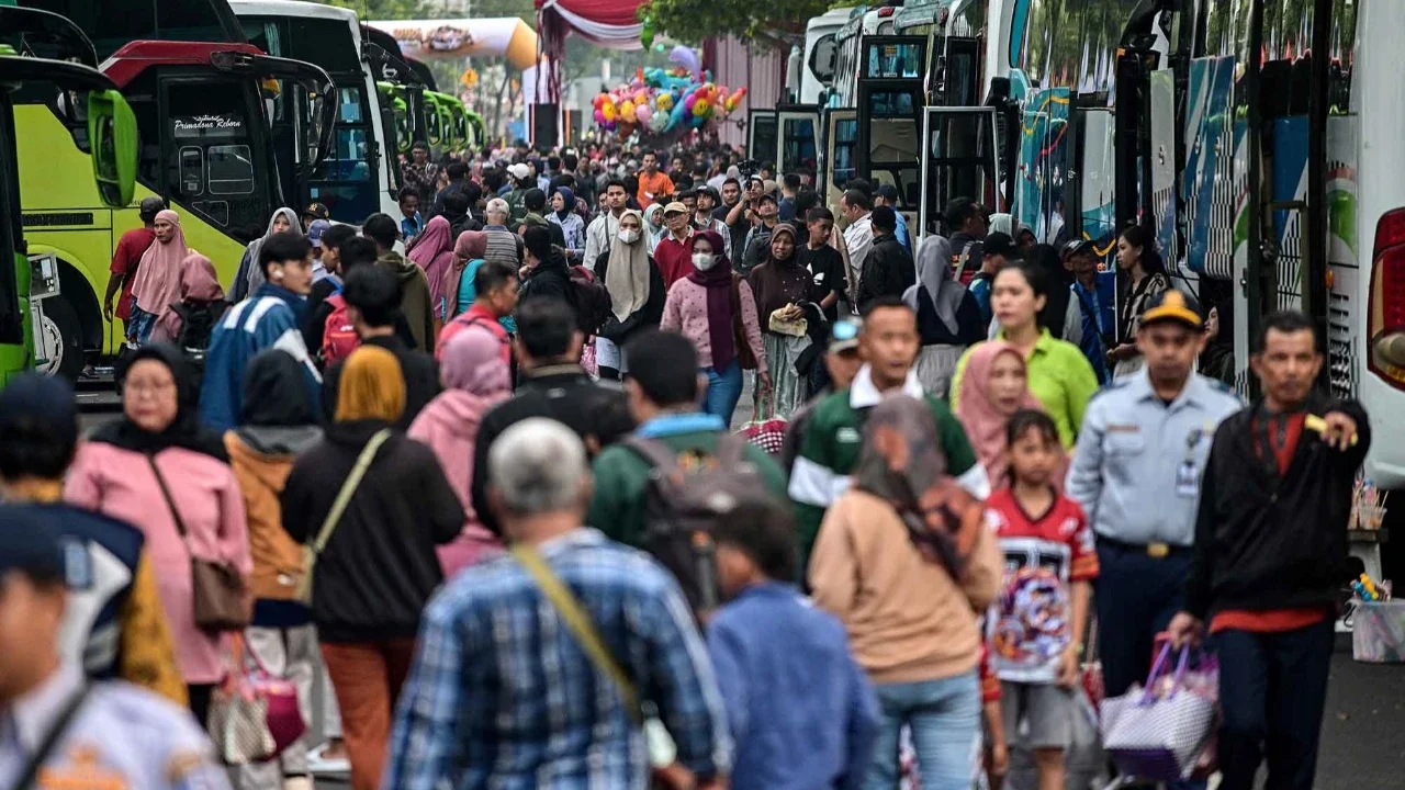 Warga berdatangan untuk menaiki bus gratis yang disediakan Pemprov Jawa Timur di Surabaya, Kamis (19/03/2026).